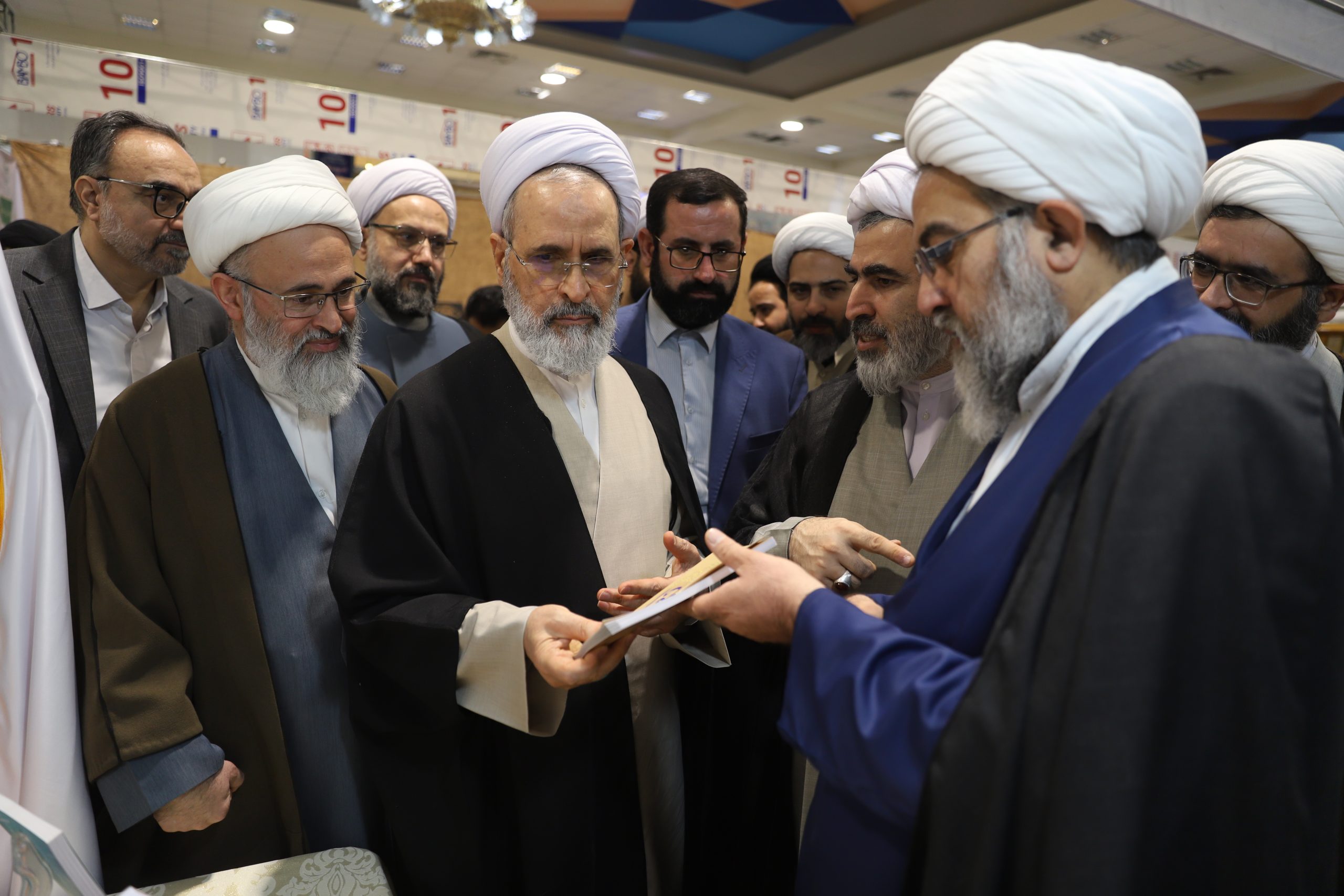 گزارش تصویری بازدید آیت الله اعرافی مدیر حوزه های علمیه از غرفه پژوهشکده معارف اهل بیت علیهم السلام در نمایشگاه «مشکات۶»