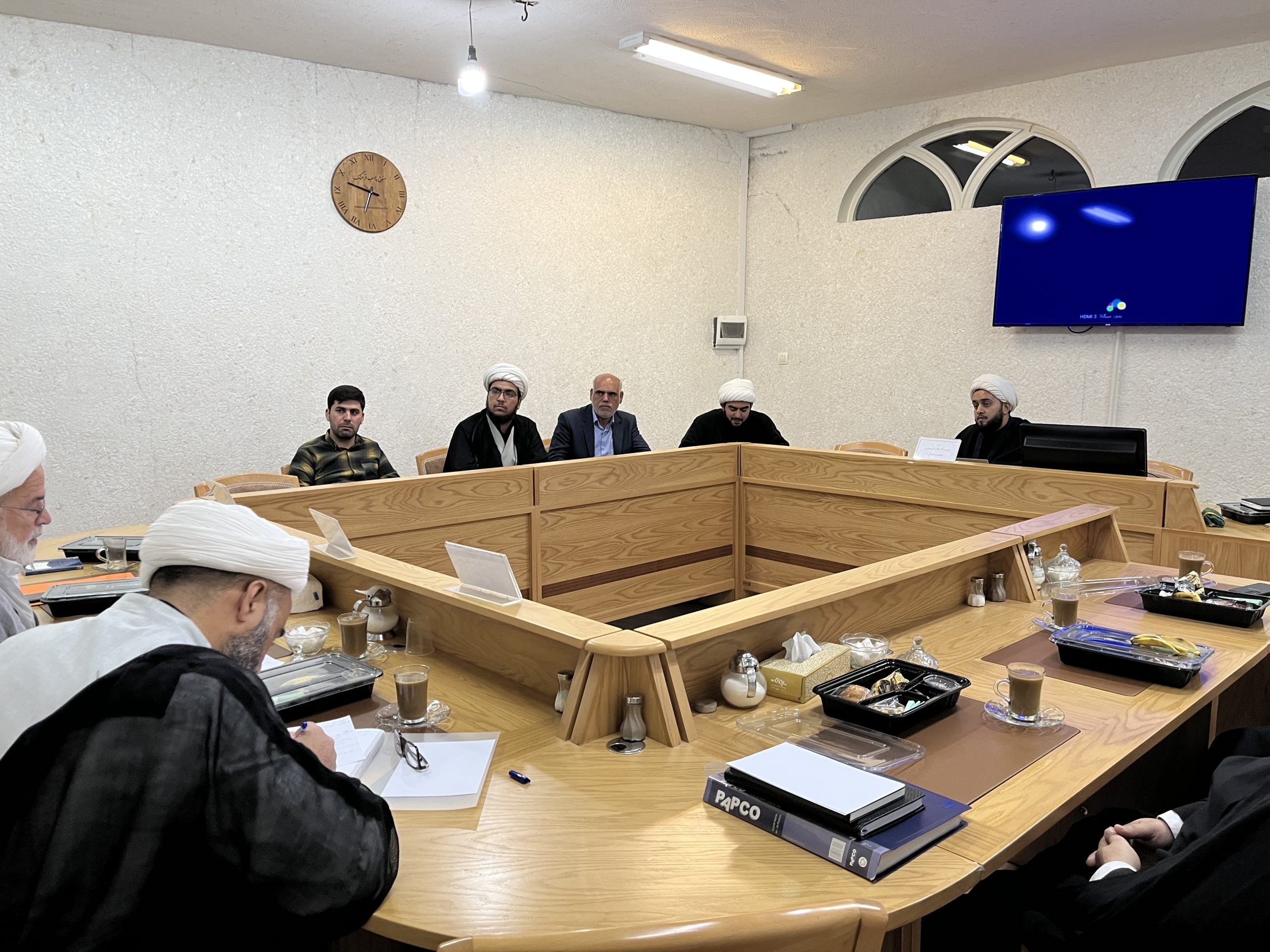 جلسه دفاعیه پایان‌نامه سطح سه حوزه علمیه با موضوع تحلیل معناشناسی «أحدیت» و «واحدیت» برگزار شد